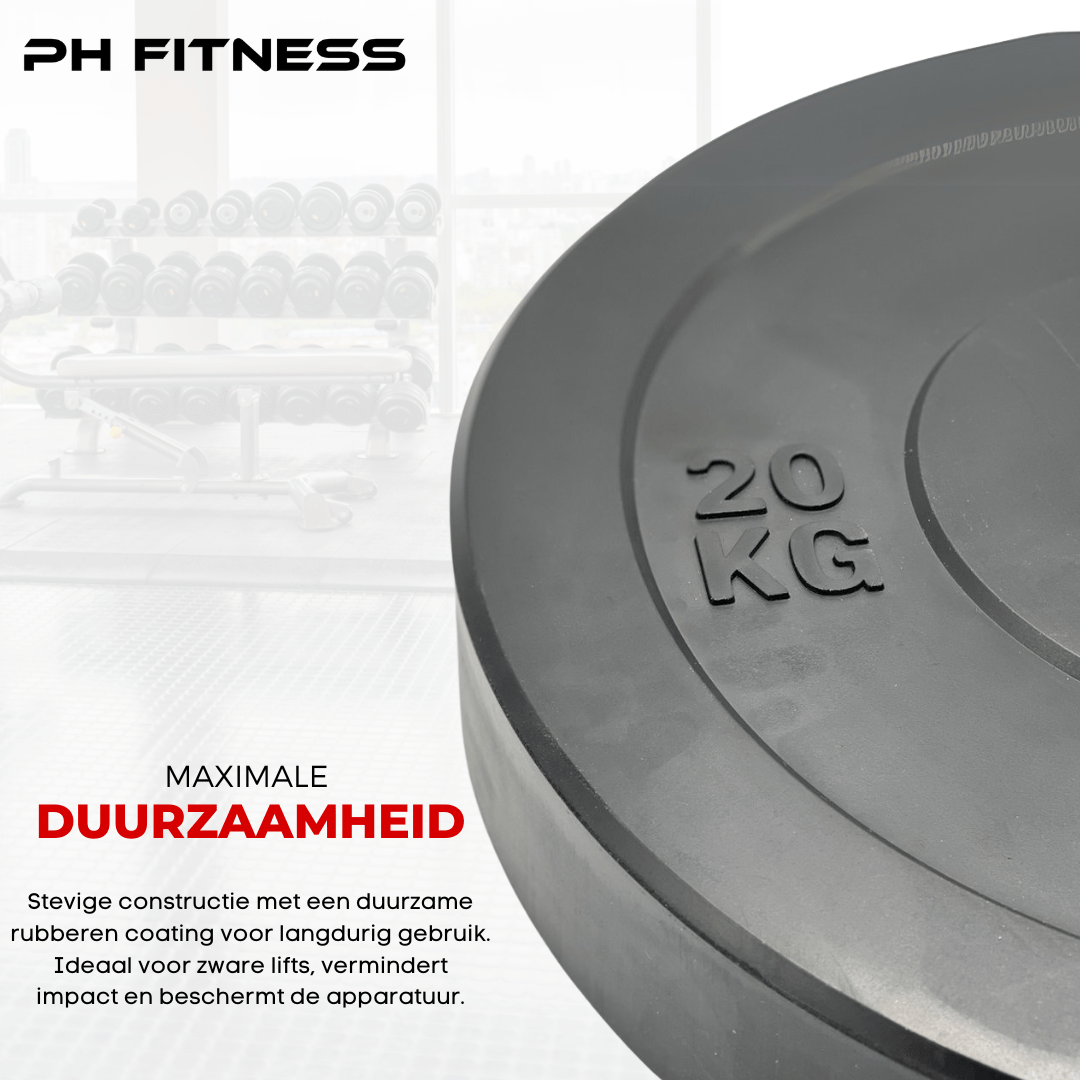 Close-up van een zwarte PH Fitness bumper plate van 20 kg met rubberen buitenlaag
